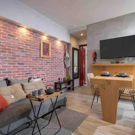 Ruby Chic Retreat Near Old Town, 2 Balconies *
